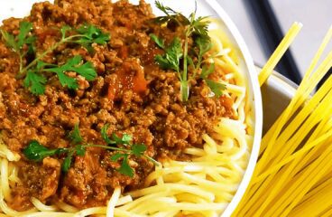 Spaghete Bolognese (Paste cu Carne Tocată și Sos de Roșii în 9 Pași)<span class="rmp-archive-results-widget "><i class=" rmp-icon rmp-icon--ratings rmp-icon--star rmp-icon--full-highlight"></i><i class=" rmp-icon rmp-icon--ratings rmp-icon--star rmp-icon--full-highlight"></i><i class=" rmp-icon rmp-icon--ratings rmp-icon--star rmp-icon--full-highlight"></i><i class=" rmp-icon rmp-icon--ratings rmp-icon--star rmp-icon--full-highlight"></i><i class=" rmp-icon rmp-icon--ratings rmp-icon--star "></i> <span>3.8 (57)</span></span>