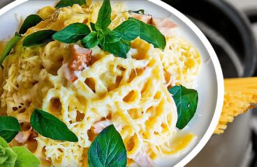 Spaghete cu Șuncă și Smântână (Paste Carbonara în 8 Pași)<span class="rmp-archive-results-widget "><i class=" rmp-icon rmp-icon--ratings rmp-icon--star rmp-icon--full-highlight"></i><i class=" rmp-icon rmp-icon--ratings rmp-icon--star rmp-icon--full-highlight"></i><i class=" rmp-icon rmp-icon--ratings rmp-icon--star rmp-icon--full-highlight"></i><i class=" rmp-icon rmp-icon--ratings rmp-icon--star rmp-icon--full-highlight"></i><i class=" rmp-icon rmp-icon--ratings rmp-icon--star "></i> <span>4.2 (11)</span></span>